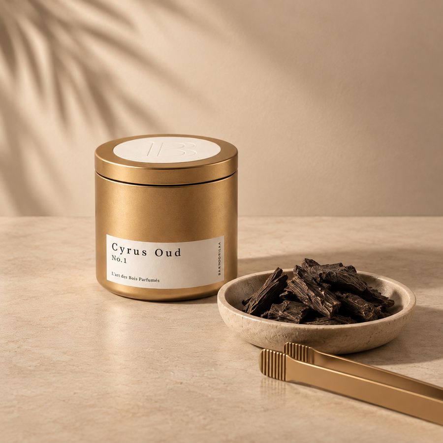 Coupelle de copeaux de oud et pince en laiton à côté du pot