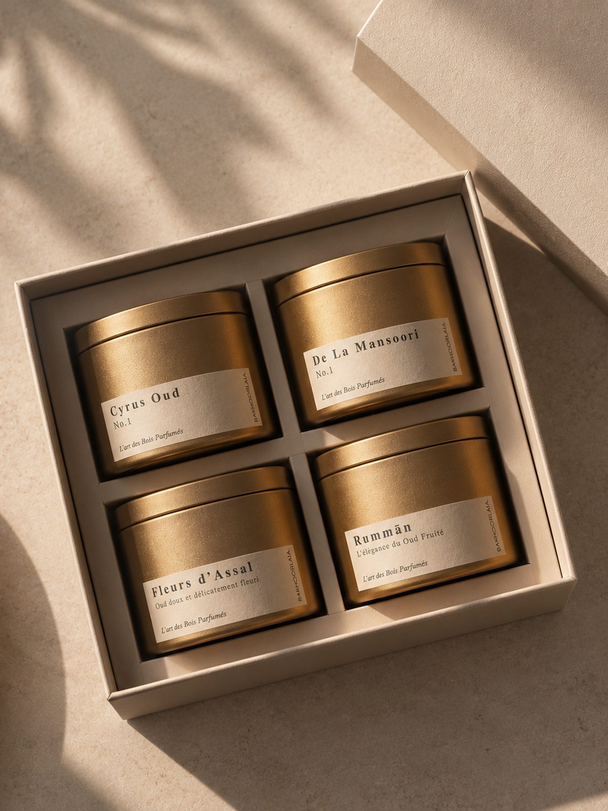 Coffret ouvert, les quatre pots dorés dans leur écrin