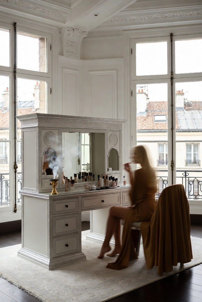 Intérieur élégant et lumineux parfumé au bakhoor oriental créant une ambiance raffinée et chaleureuse