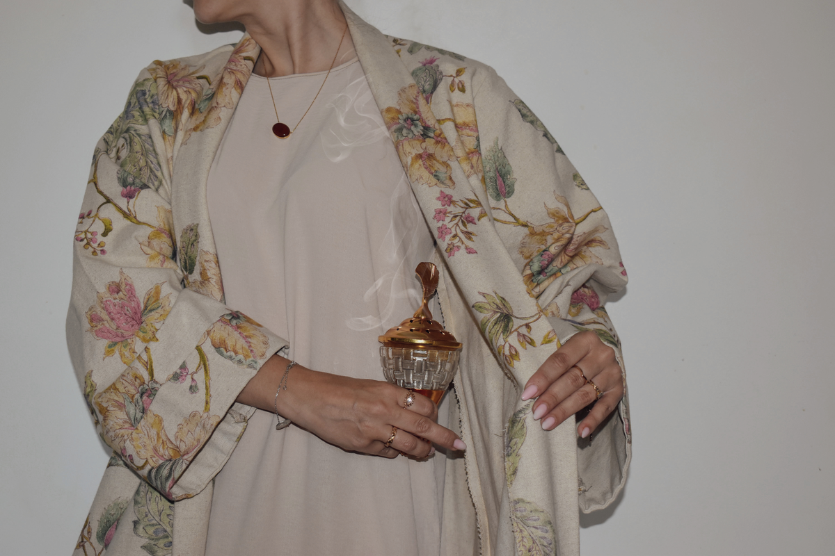 Vêtements délicatement parfumés au bakhoor oriental selon une tradition ancestrale du Moyen-Orient