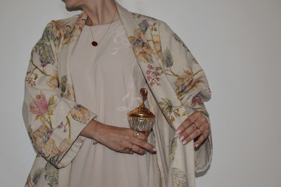 Vêtements délicatement parfumés au bakhoor oriental selon une tradition ancestrale du Moyen-Orient
