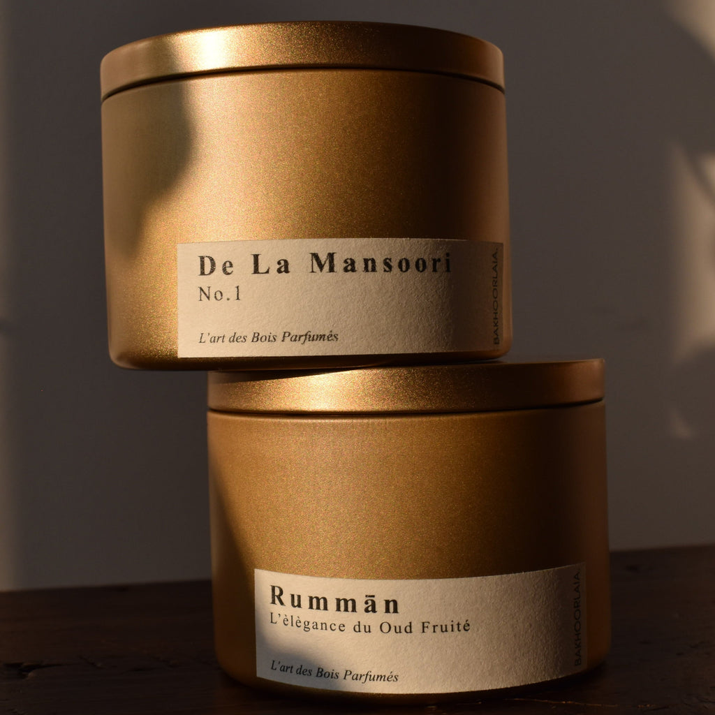 Bakhoor de luxe Bakhoorlaïa de la mansoori et rumman, deux senteurs orientales haut de gamme aux notes boisées et fruité pour parfumer élégamment la maison, les textiles et les vêtements.