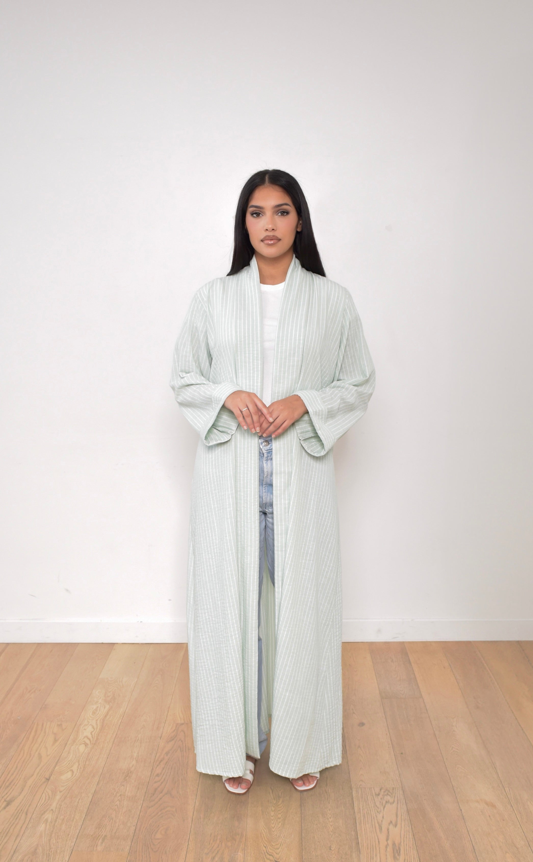 kimono long abaya élégant femme porté style minimaliste