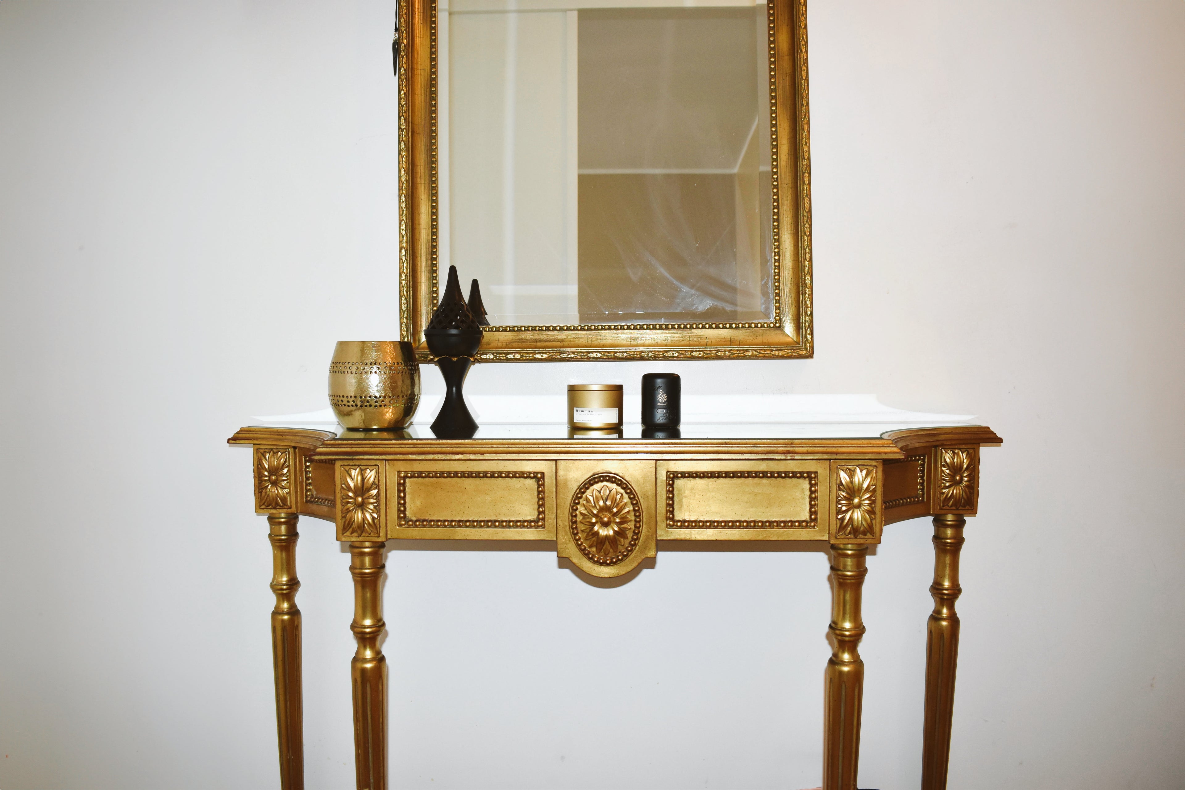 Bakhoor premium et diffuseur électrique Bakhoorlaïa sur console Louis XVI, parfum d’intérieur oriental et oud de luxe.