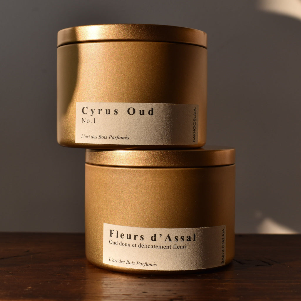Bakhoor de luxe Bakhoorlaïa Cyrus Oud et Fleurs d’Assal, deux senteurs orientales haut de gamme aux notes boisées et florales pour parfumer élégamment la maison, les textiles et les vêtements.