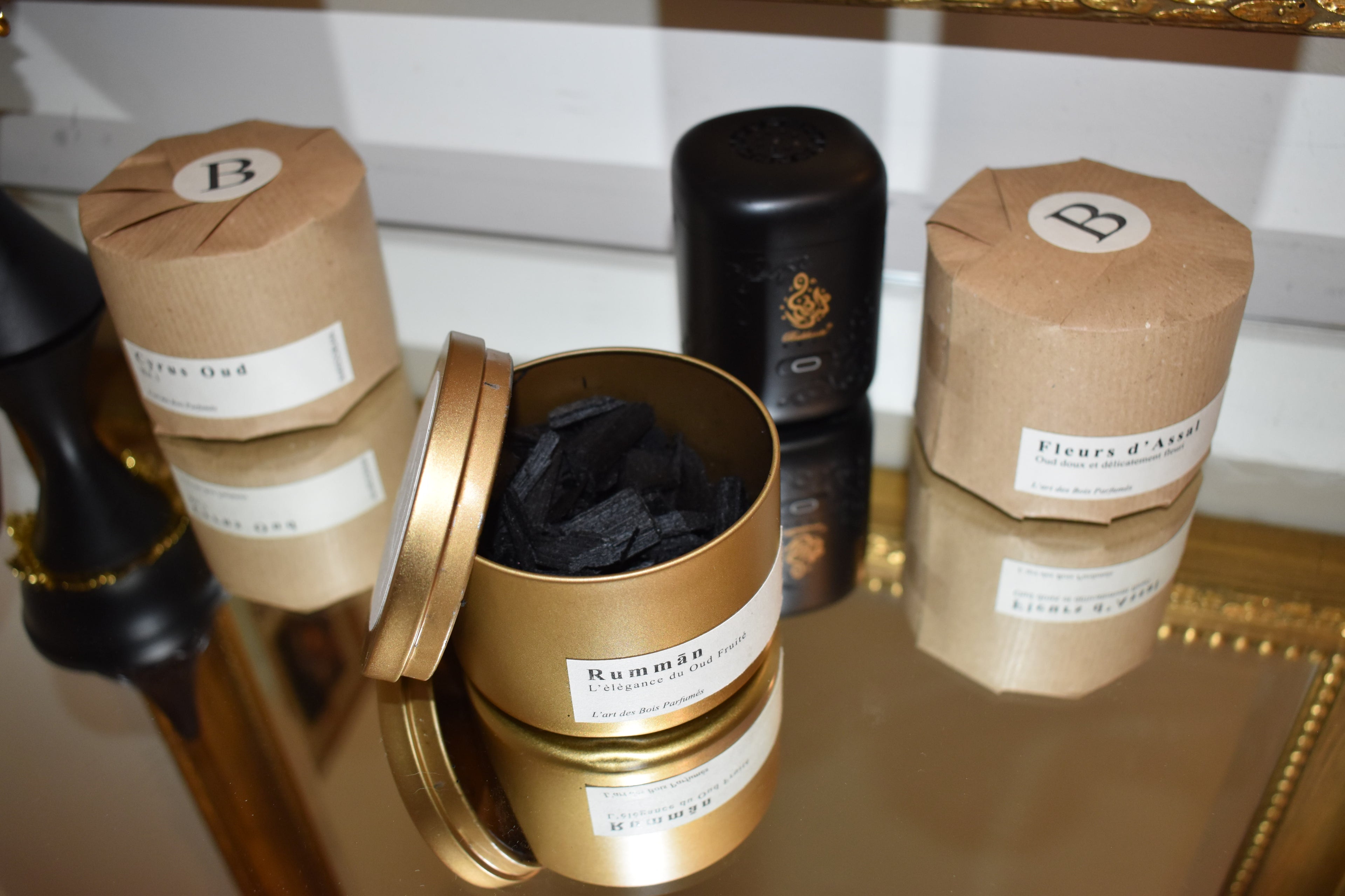 Bakhoor premium et oud oriental Bakhoorlaïa, encens parfumé pour la maison avec Cyrus Oud, Fleurs d’Assal et Rumman.