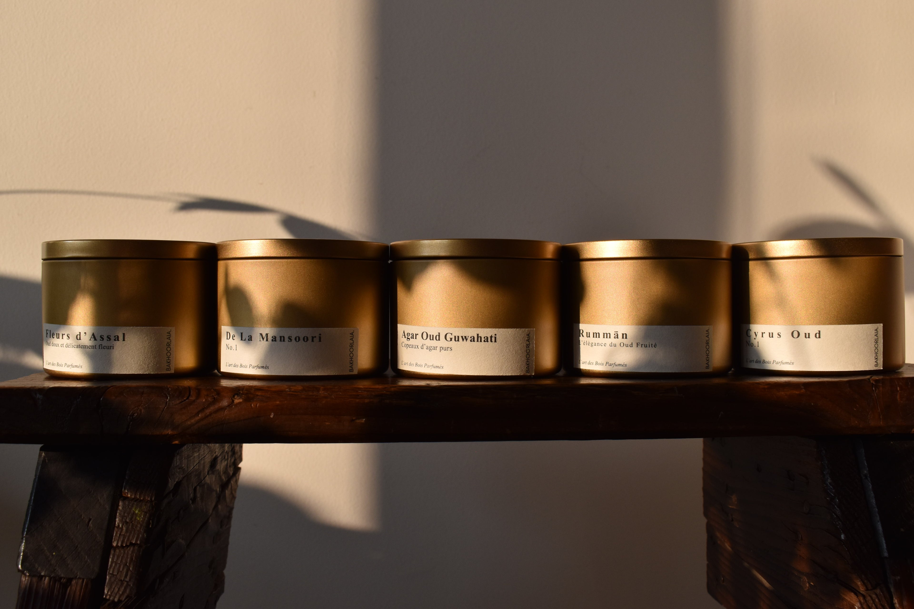 Collection de bakhoor de luxe Bakhoorlaïa avec 5 senteurs orientales haut de gamme aux notes oud, florales, fruitées et boisées pour parfumer élégamment la maison et les textiles.