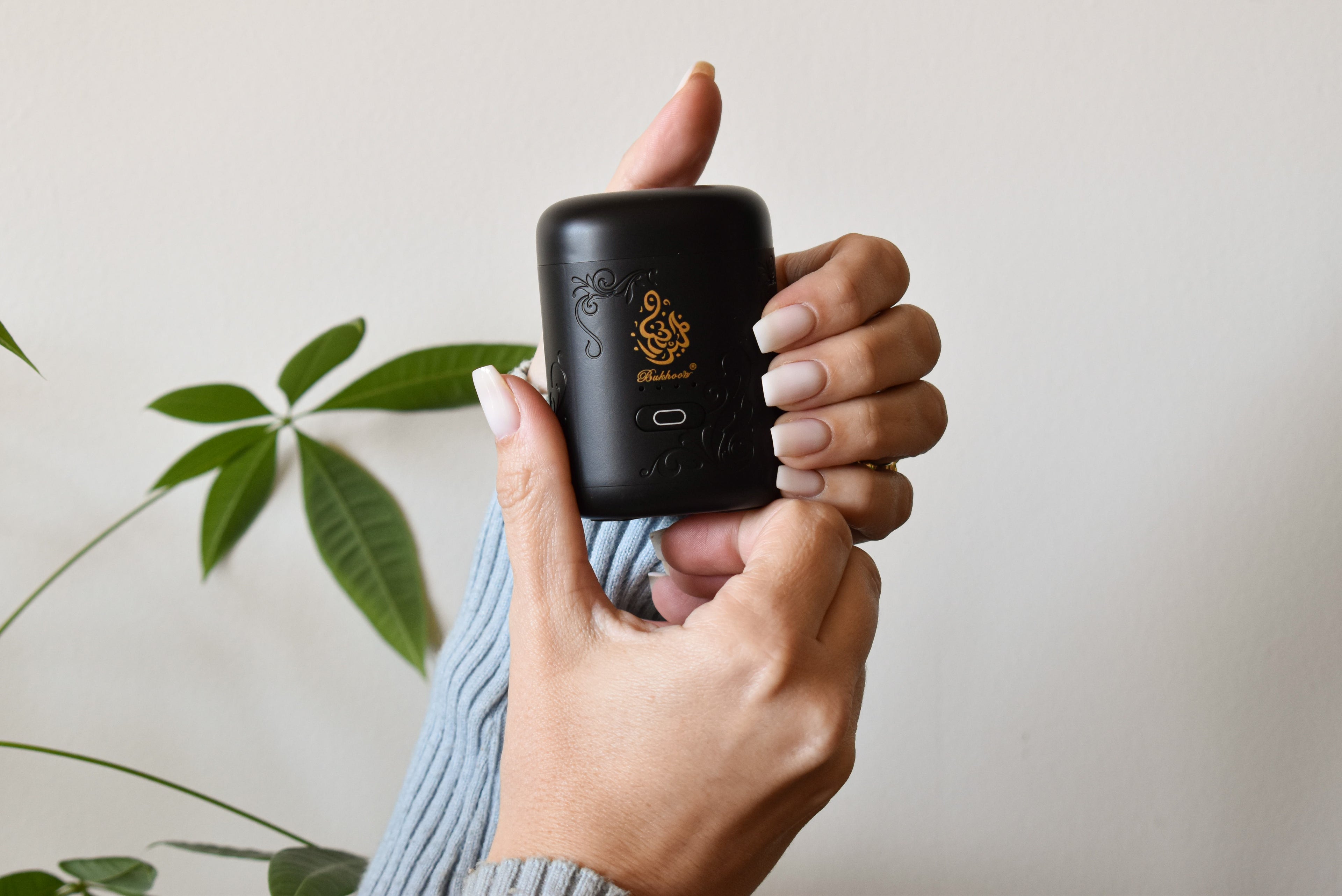 bruleur-bakhoor-portable-diffuseur-electrique
portable-incense-burner-compact-design
diffuseur-bakhoor-nomade-sans-charbon
portable-bakhoor-incense-home-fragrance
electric-incense-burner-bakhoor-travel
